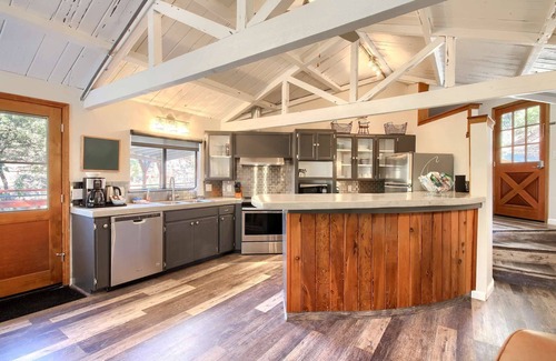 Oakhurst Casa | Waterfall House-Riverfront-Bbq-sleeps Four
