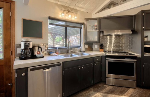 Oakhurst Casa | Waterfall House-Riverfront-Bbq-sleeps Four