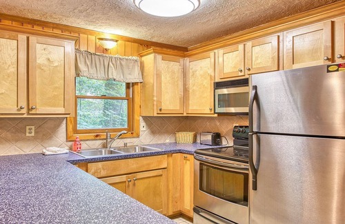 Maggie Valley Cabina | Waterfalls | Hiking| Pool/Hot Tub |Walk to Dinner