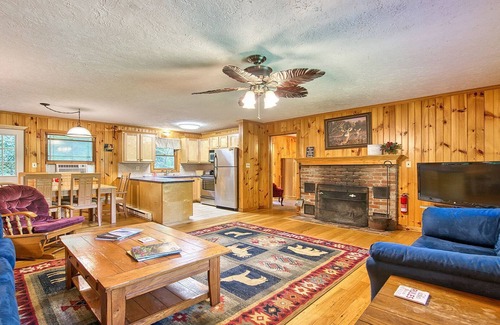 Maggie Valley Cabina | Waterfalls | Hiking| Pool/Hot Tub |Walk to Dinner