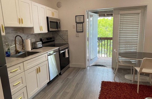 Riverside Park Apartamento | Waterfront 1 bedroom unit with free parking