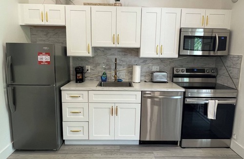 Riverside Park Apartamento | Waterfront 1 bedroom unit with free parking