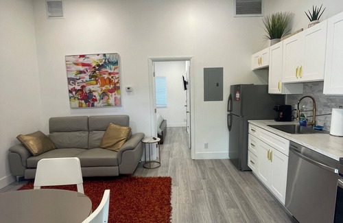 Riverside Park Apartamento | Waterfront 1 bedroom unit with free parking