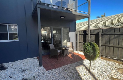 Lakes Entrance Apartamento | Waterfront 2-bedroom apartment with WiFi, AC in Lakes Entrance