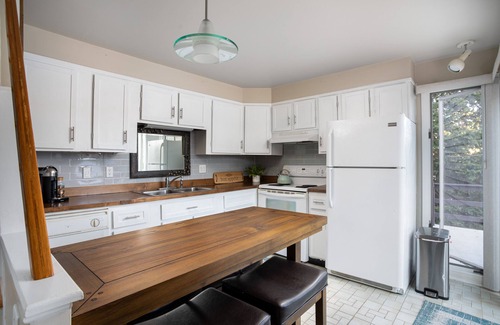 East Greenwich Casa | Waterfront 2-Bed, 2-Bath Home 2 Minutes to Downtown East Greenwich -