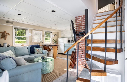 East Greenwich Casa | Waterfront 2-Bed, 2-Bath Home 2 Minutes to Downtown East Greenwich -