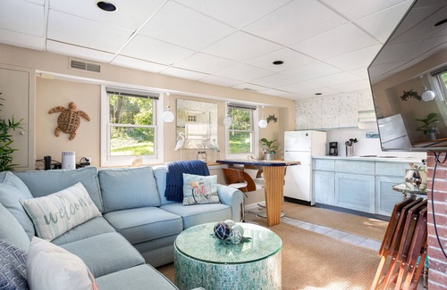 East Greenwich Casa | Waterfront 2-Bed, 2-Bath Home 2 Minutes to Downtown East Greenwich -