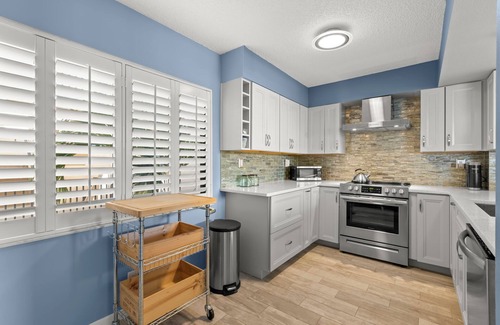 Isla del Sol Condominio | Waterfront 2-Bedroom Condo, Enjoy Bay Breezes and Heated Pool in St. Pete FL