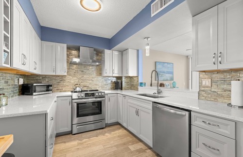 Isla del Sol Condominio | Waterfront 2-Bedroom Condo, Enjoy Bay Breezes and Heated Pool in St. Pete FL