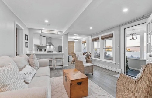 Warwick Apartamento | Waterfront 2-bedroom apartment in Beach Cottage with WiFi, AC Central RI Locale