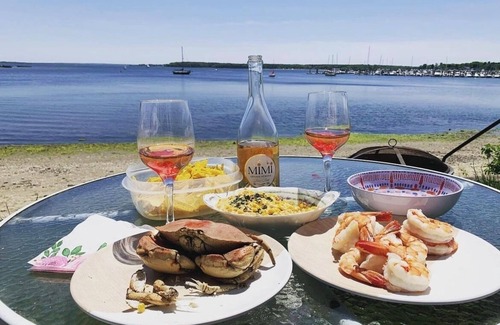 Warwick Apartamento | Waterfront 2-bedroom apartment in Beach Cottage with WiFi, AC Central RI Locale