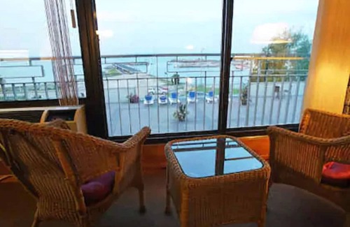 Thornbury Condominio | Waterfront 2 bedroom condo- amazing views and across from sandy public beach