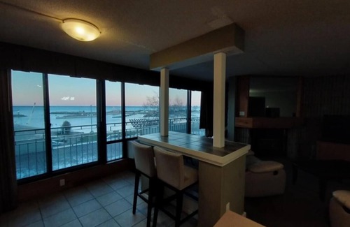 Thornbury Condominio | Waterfront 2 bedroom condo- amazing views and across from sandy public beach