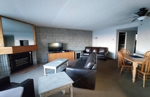 Thornbury Condominio | Waterfront 2 bedroom condo- amazing views and across from sandy public beach