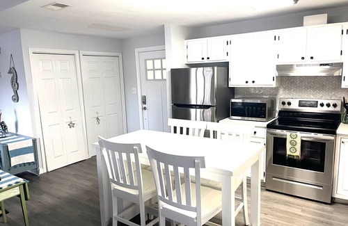 Caine Woods Condominio | Waterfront 2 Bedroom - 2 Blocks from the Beach - Premium Location