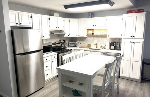 Caine Woods Condominio | Waterfront 2 Bedroom - 2 Blocks from the Beach - Premium Location