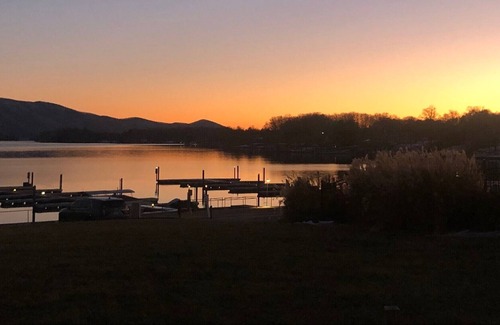Huddleston Complejo | Waterfront 2BR Condo, Mariners Landing Resort on Smith Mountain Lake VA