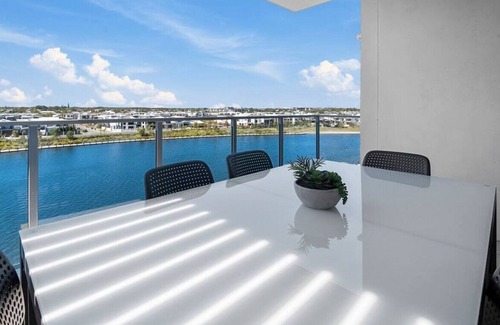 Birtinya Apartamento | Waterfront 2brm resort style apartment