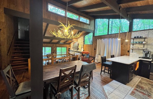 Wallenpaupauk Lake Estates Cabina | Waterfront 3-bed cabin in fabulous Lake Ariel with WiFi, AC, near pool & fitness