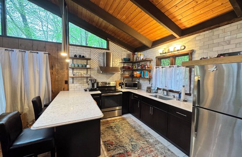 Wallenpaupauk Lake Estates Cabina | Waterfront 3-bed cabin in fabulous Lake Ariel with WiFi, AC, near pool & fitness