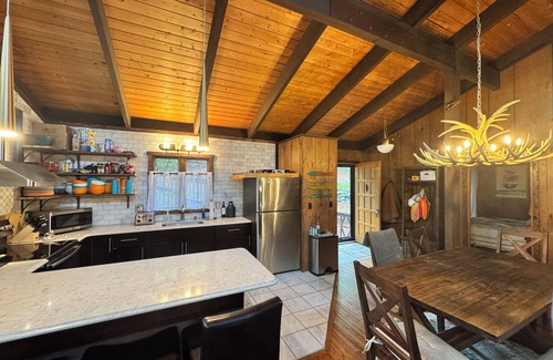 Wallenpaupauk Lake Estates Cabina | Waterfront 3-bed cabin in fabulous Lake Ariel with WiFi, AC, near pool & fitness