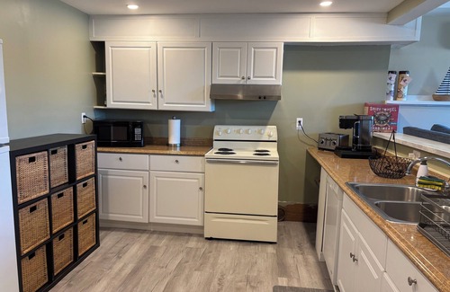 Bristol Condominio | Waterfront 3-bedroom condo in lovely Bristol with boat storage available.