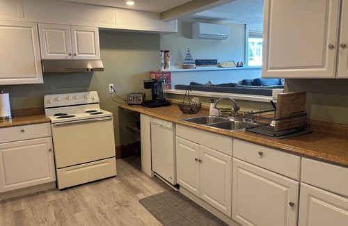 Bristol Condominio | Waterfront 3-bedroom condo in lovely Bristol with boat storage available.