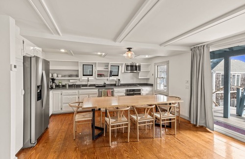 Provincetown Condominio | Waterfront 3BR with 3 Exclusive Use Decks and Parking in West End