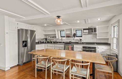 Provincetown Condominio | Waterfront 3BR with 3 Exclusive Use Decks and Parking in West End