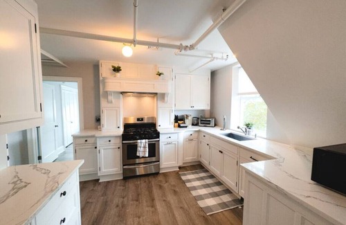 Hyannis Casa | Waterfront 5-Bed 2-Bath Retreat