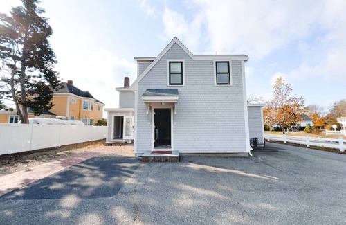 Hyannis Casa | Waterfront 5-Bed 2-Bath Retreat