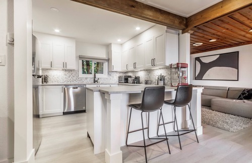 Collingwood Cabaña | Waterfront All-Seasons Cottage, 15 min to Blue Mountain, Sleeps 10!