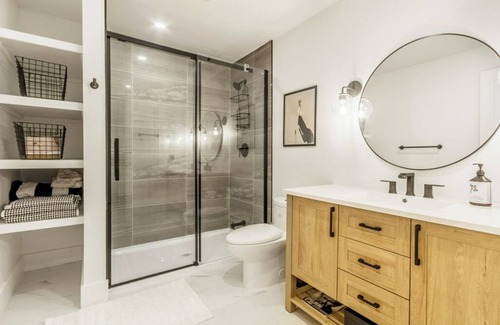 Collingwood Cabaña | Waterfront All-Seasons Cottage, 15 min to Blue Mountain, Sleeps 10!