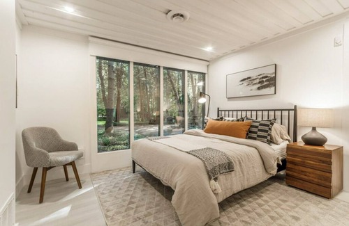 Collingwood Cabaña | Waterfront All-Seasons Cottage, 15 min to Blue Mountain, Sleeps 10!