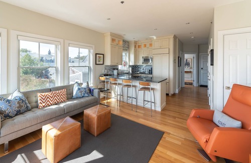 Commercial Street Condominio | Waterfront and steps bath + Parking!