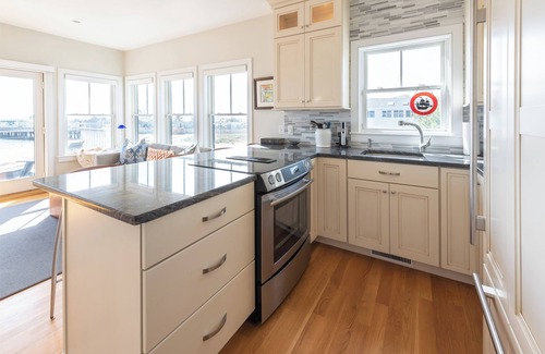 Commercial Street Condominio | Waterfront and steps bath + Parking!
