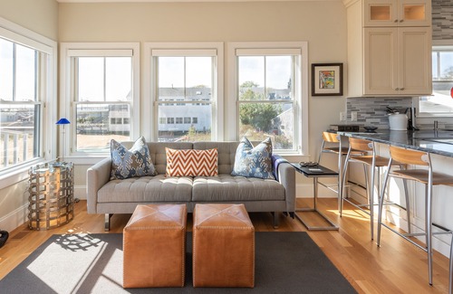 Commercial Street Condominio | Waterfront and steps bath + Parking!