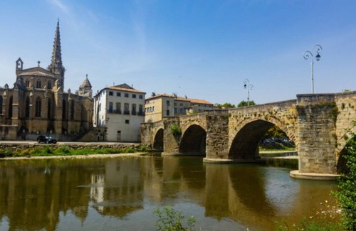 Limoux Apartamento | Waterfront Apartment with Garden