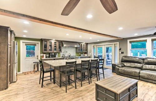 Ashland Casa | Waterfront Ashland Home about 2 Mi to Downtown!