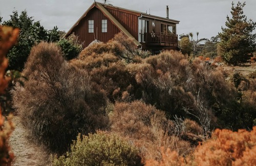 Dodges Ferry Casa | Waterfront beach house overlooking one of Tassie's favourite surf breaks