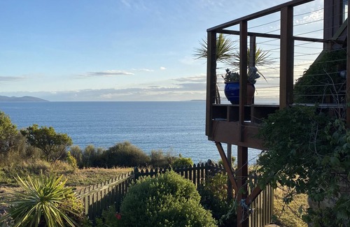 Dodges Ferry Casa | Waterfront beach house overlooking one of Tassie's favourite surf breaks