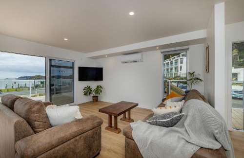 Paihia Casa | Waterfront Beach House - Paihia Holiday Home