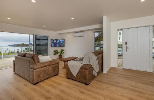 Paihia Casa | Waterfront Beach House - Paihia Holiday Home