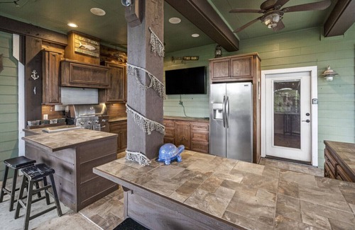 Freeport Apartamento | Waterfront Beauty Family/Pet Friendly w/ Dock and Palapa 11 mins to 3 Beaches, Near 7 Marinas