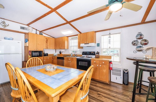 Cedar Lane Casa | Waterfront Bungalow w/ Pier & Amazing Views