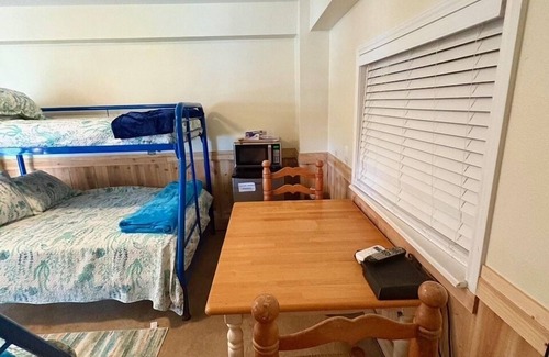 Matagorda Apartamento | Waterfront Bunkroom sits on the Colorado river.