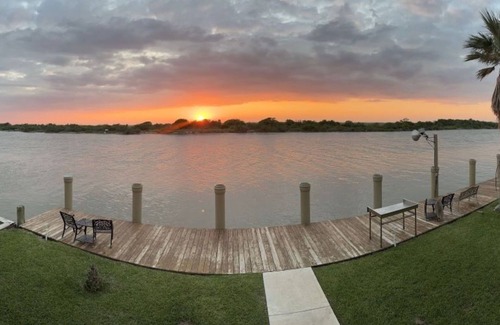 Matagorda Apartamento | Waterfront Bunkroom sits on the Colorado river.