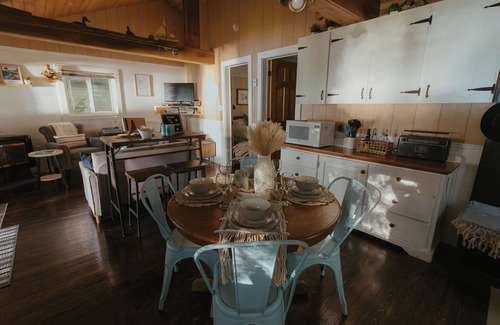 South Bruce Peninsula Cabina | Waterfront Cabin on Boat Lake! 2bed, 1bath, Pet Friendly. A serene getaway!