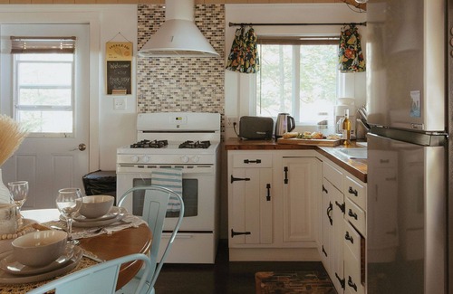 South Bruce Peninsula Cabina | Waterfront Cabin on Boat Lake! 2bed, 1bath, Pet Friendly. A serene getaway!