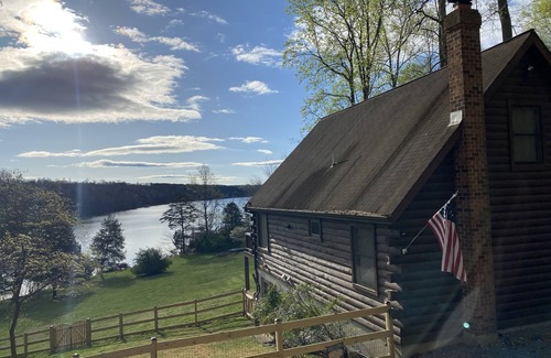 Pittsville Cabina | Waterfront Cabin on Leesville Lake!